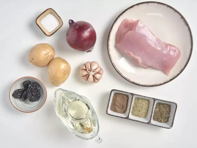 Филе индейки с картошкой и красным луком