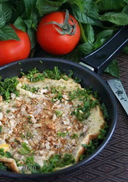 Оригинальный рецепт яичницы с сыром и орехами